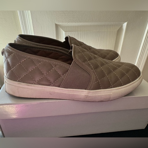 EUC Steve Madden Tan Slip On Sneakers in Size 7 - Picture 3 of 7